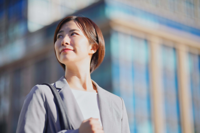 自信をもって過ごしている女性